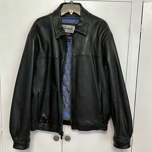 Men’s extra large leather coat. Zip out lining. Cell phone pocket.